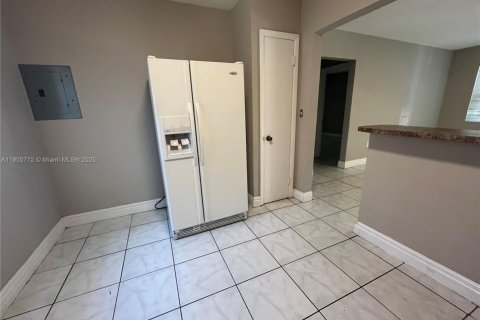 Casa en venta en Miami, Florida, 4 dormitorios, 158.68 m2 № 1951986 - foto 18