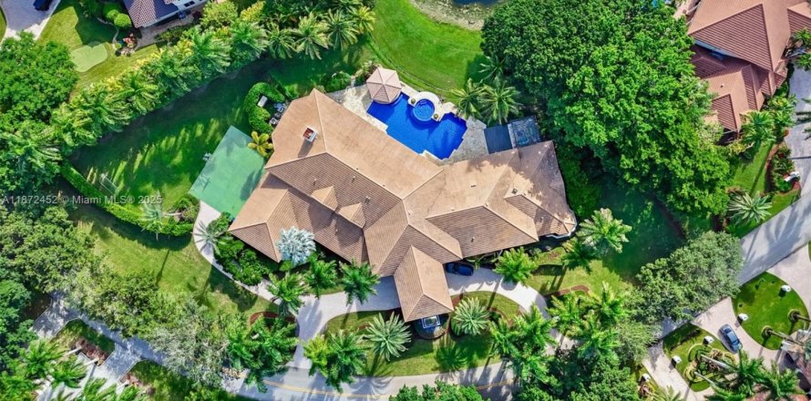 House in Weston, Florida 6 bedrooms, 710.42 sq.m. № 1925915