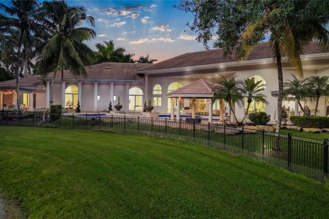 House in Weston, Florida 6 bedrooms, 710.42 sq.m. № 1925915 - photo 7
