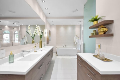 House in Weston, Florida 6 bedrooms, 710.42 sq.m. № 1925915 - photo 21