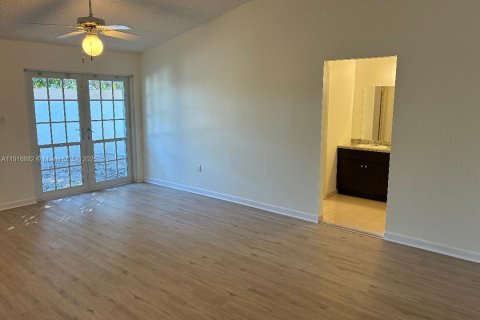 Villa ou maison à vendre à Miami, Floride: 3 chambres, 179.49 m2 № 1974823 - photo 13