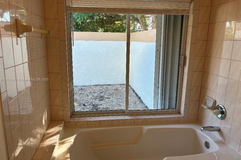 Villa ou maison à vendre à Miami, Floride: 3 chambres, 179.49 m2 № 1974823 - photo 16