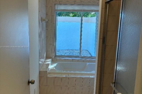 Villa ou maison à vendre à Miami, Floride: 3 chambres, 179.49 m2 № 1974823 - photo 15