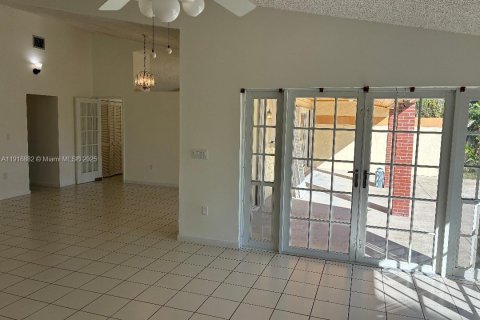 Villa ou maison à vendre à Miami, Floride: 3 chambres, 179.49 m2 № 1974823 - photo 4