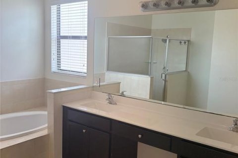 House in Hialeah, Florida 5 bedrooms, 327.02 sq.m. № 1852872 - photo 16