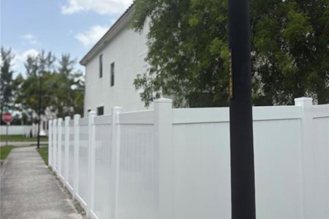 House in Hialeah, Florida 5 bedrooms, 327.02 sq.m. № 1852872 - photo 24
