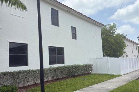 House in Hialeah, Florida 5 bedrooms, 327.02 sq.m. № 1852872 - photo 23