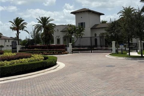 House in Hialeah, Florida 5 bedrooms, 327.02 sq.m. № 1852872 - photo 27