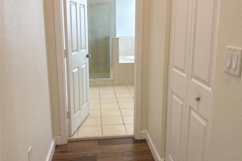 House in Hialeah, Florida 5 bedrooms, 327.02 sq.m. № 1852872 - photo 15