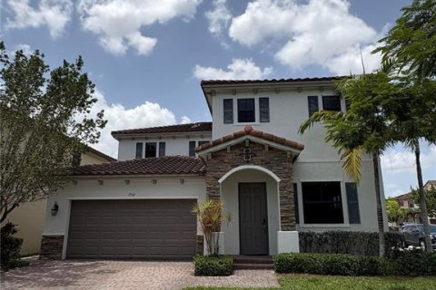 House in Hialeah, Florida 5 bedrooms, 327.02 sq.m. № 1852872 - photo 1