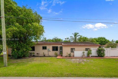 Casa en venta en Miami, Florida, 3 dormitorios, 240.52 m2 № 1995985 - foto 3