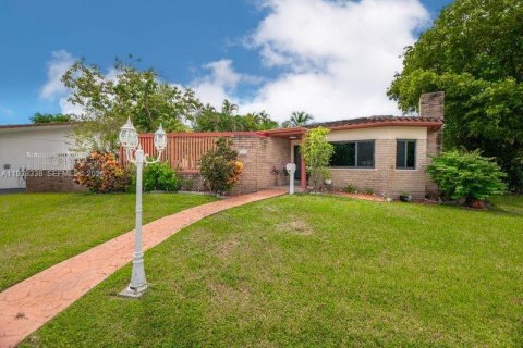 Casa en venta en Miami, Florida, 3 dormitorios, 240.52 m2 № 1995985 - foto 2