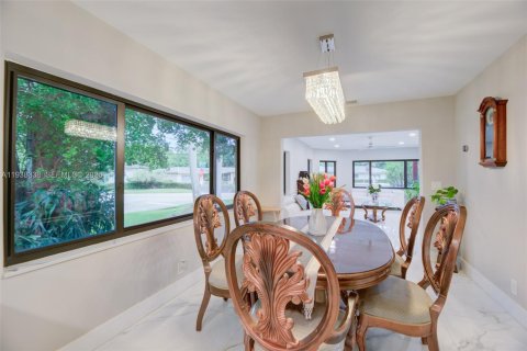 Casa en venta en Miami, Florida, 3 dormitorios, 240.52 m2 № 1995985 - foto 12