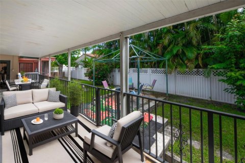 Casa en venta en Miami, Florida, 3 dormitorios, 240.52 m2 № 1995985 - foto 28