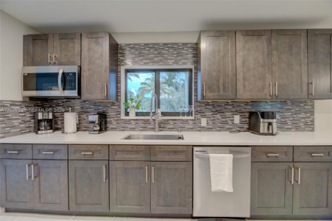 Casa en venta en Miami, Florida, 3 dormitorios, 240.52 m2 № 1995985 - foto 17