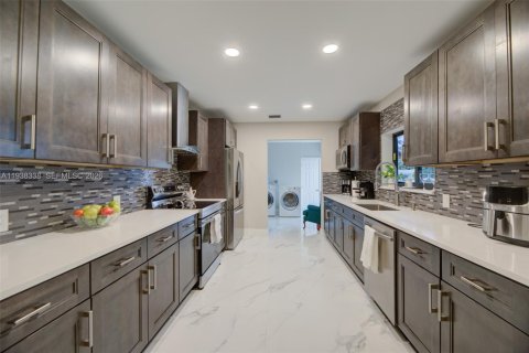 Casa en venta en Miami, Florida, 3 dormitorios, 240.52 m2 № 1995985 - foto 15