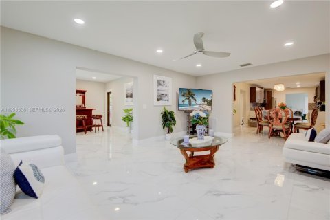 Casa en venta en Miami, Florida, 3 dormitorios, 240.52 m2 № 1995985 - foto 10