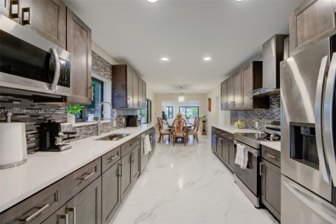 Casa en venta en Miami, Florida, 3 dormitorios, 240.52 m2 № 1995985 - foto 16