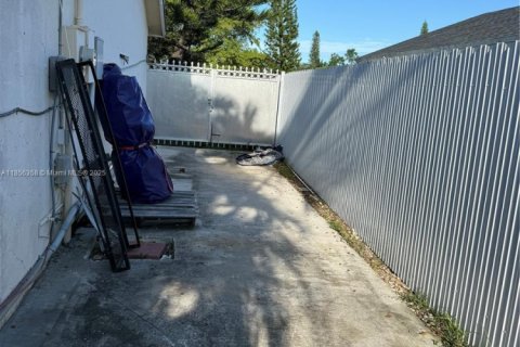 Casa en venta en Miami, Florida, 2 dormitorios, 99.96 m2 № 1881553 - foto 16