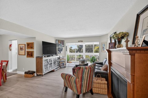 Condo in Lake Worth, Florida, 2 bedrooms  № 2189308 - photo 8