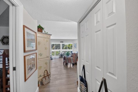 Condo in Lake Worth, Florida, 2 bedrooms  № 2189308 - photo 5