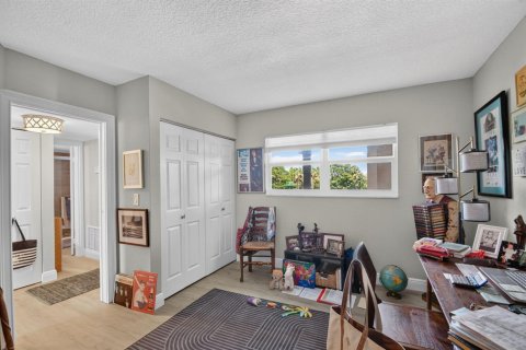 Condo in Lake Worth, Florida, 2 bedrooms  № 2189308 - photo 25