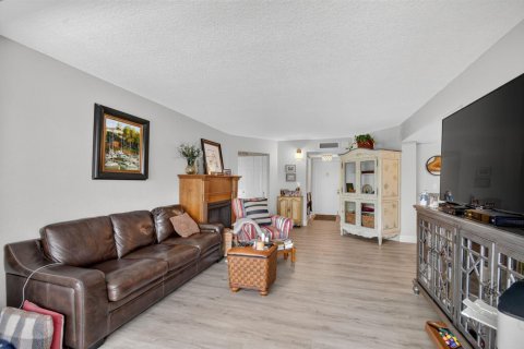 Condo in Lake Worth, Florida, 2 bedrooms  № 2189308 - photo 9