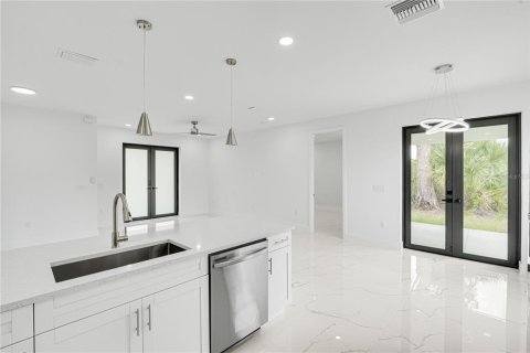 House in Rotonda, Florida 3 bedrooms, 137.12 sq.m. № 2204712 - photo 11