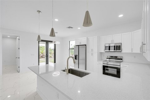 House in Rotonda, Florida 3 bedrooms, 137.12 sq.m. № 2204712 - photo 10