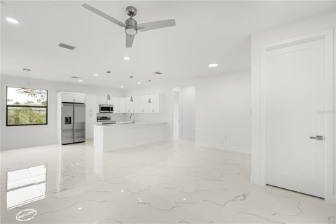 House in Rotonda, Florida 3 bedrooms, 137.12 sq.m. № 2204712 - photo 16