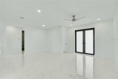House in Rotonda, Florida 3 bedrooms, 137.12 sq.m. № 2204712 - photo 14