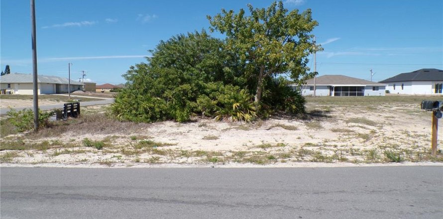 Terreno en Cape Coral, Florida № 2096881