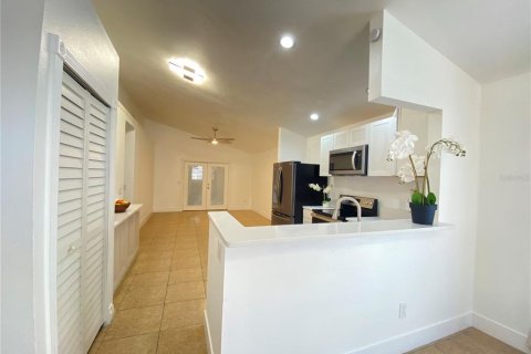 House in Orlando, Florida 5 bedrooms, 218.6 sq.m. № 1448349 - photo 9