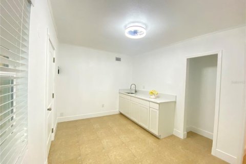 House in Orlando, Florida 5 bedrooms, 218.6 sq.m. № 1448349 - photo 21