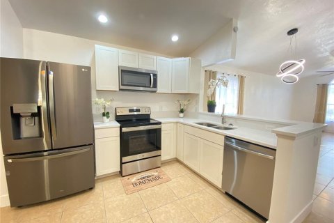 House in Orlando, Florida 5 bedrooms, 218.6 sq.m. № 1448349 - photo 7