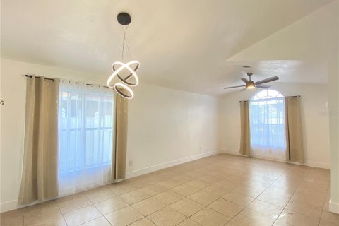 House in Orlando, Florida 5 bedrooms, 218.6 sq.m. № 1448349 - photo 4