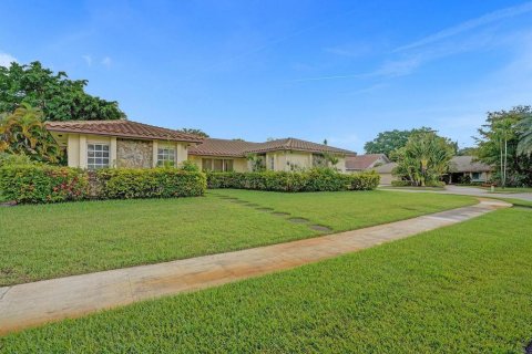 Villa ou maison à louer à Hollywood, Floride: 4 chambres, 246.28 m2 № 1223559 - photo 1