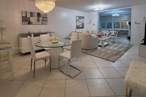 Condominio en alquiler en Margate, Florida, 1 dormitorio, 78.97 m2 № 1983873 - foto 2