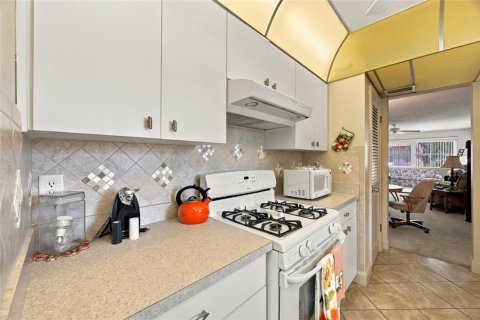 Condo in Saint Petersburg, Florida, 2 bedrooms  № 2386180 - photo 9