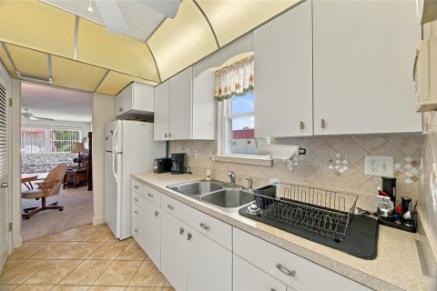 Condo in Saint Petersburg, Florida, 2 bedrooms  № 2386180 - photo 11