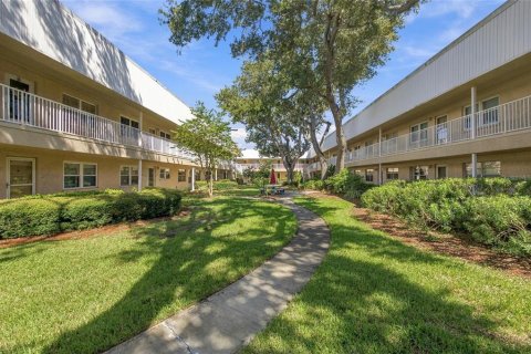 Condo in Saint Petersburg, Florida, 2 bedrooms  № 2386180 - photo 22