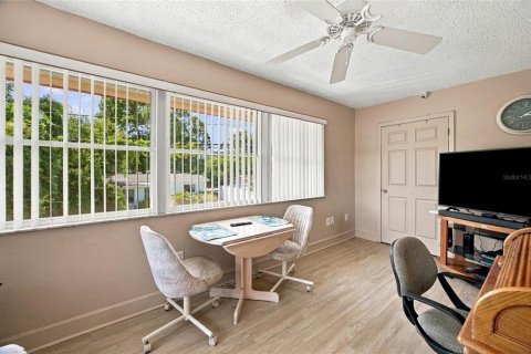 Condo in Saint Petersburg, Florida, 2 bedrooms  № 2386180 - photo 12