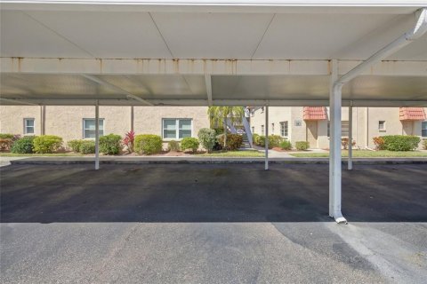 Condo in Saint Petersburg, Florida, 2 bedrooms  № 2386180 - photo 23