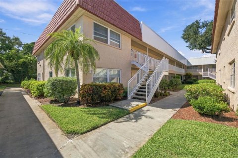 Condo in Saint Petersburg, Florida, 2 bedrooms  № 2386180 - photo 2