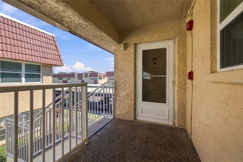 Condo in Saint Petersburg, Florida, 2 bedrooms  № 2386180 - photo 4