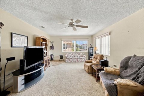 Condo in Saint Petersburg, Florida, 2 bedrooms  № 2386180 - photo 7