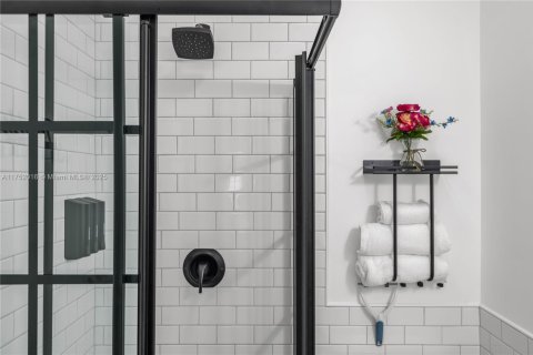 House in Miami, Florida 4 bedrooms, 252.97 sq.m. № 1500043 - photo 20