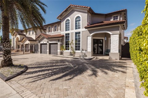 House in Miami, Florida 4 bedrooms, 252.97 sq.m. № 1500043 - photo 4