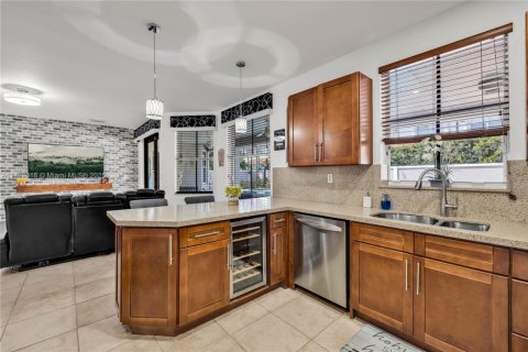 House in Miami, Florida 4 bedrooms, 252.97 sq.m. № 1500043 - photo 14