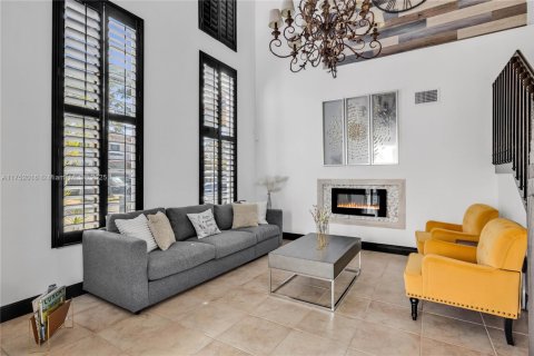 House in Miami, Florida 4 bedrooms, 252.97 sq.m. № 1500043 - photo 8